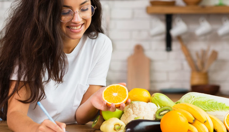 garota fazendo anotacoes sobre nutrição e saúde